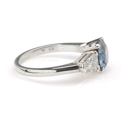 Platina ring fancy blauwe diamant zij