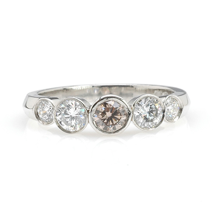 Platina ring met wit en bruine diamanten voor