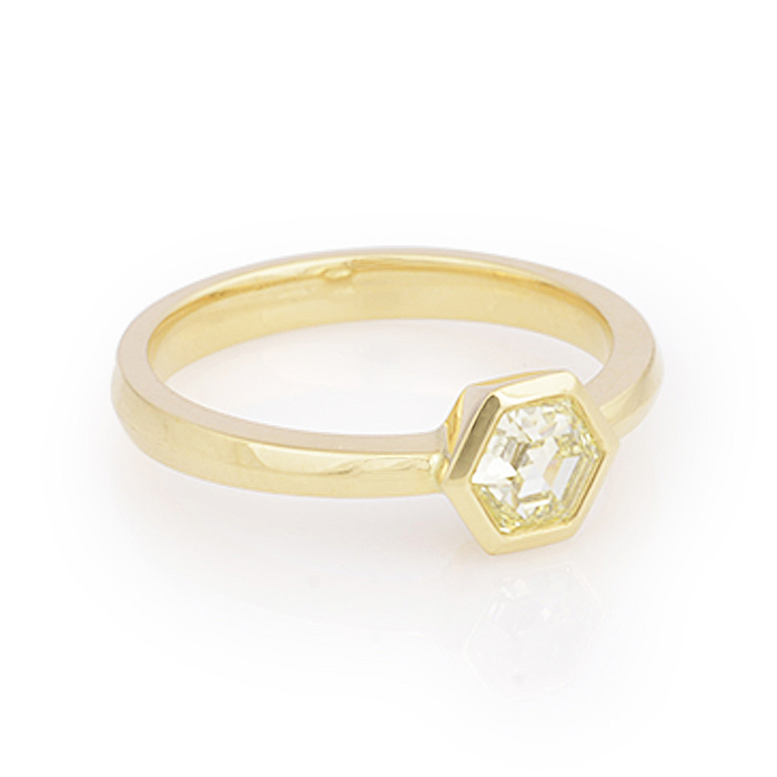 Geelgouden ring met hexagon licht gele diamant