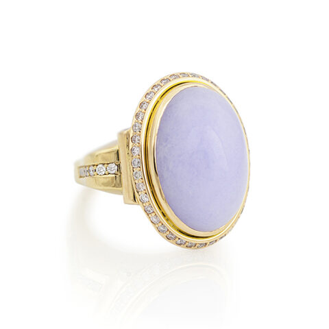 Ring in geelgoud met paarse jade en lavendelkleurige diamant rondom de jade en op de scheen.