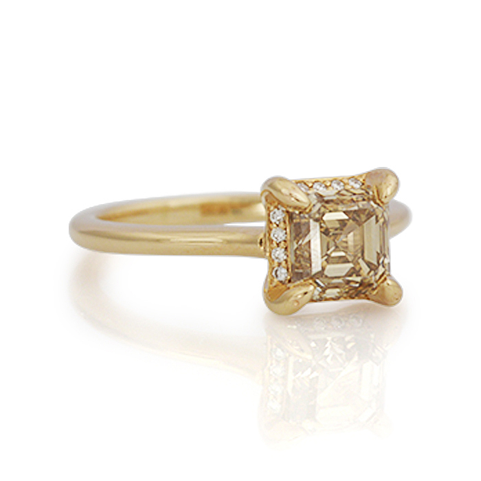 Roségouden ring met bruine assher geslepen diamant en een subtiele diamanten halo